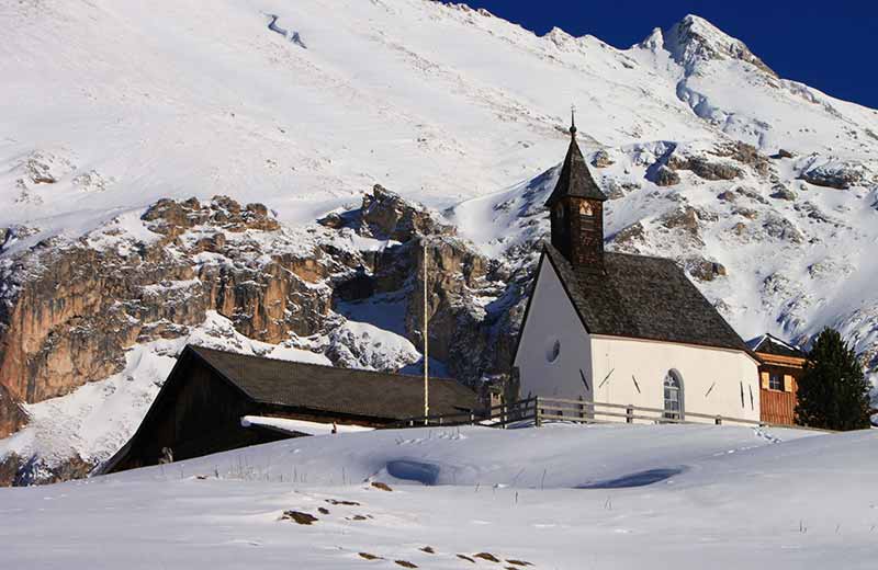 Das Zallinger Kirchlein mit dem Almgasthof Zallinger